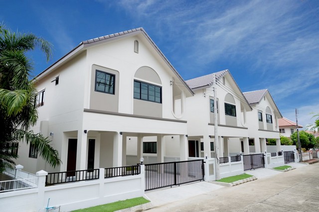 # เริ่มต้นชีวิตครอบครัวที่อบอุ่นและปลอดภัยใน โครงการกุลพันธ์ 9# บ้านเดี่ยว 2 ชั้น น้ำไม่ท่วม มีนิติบุคคลดูแล- ใกล้สนามกอล์ฟนอร์ทฮิลล์- ใกล้โรงเรียนนานาชาติ- ใกล้ร้านอาหาร และกาดฝรั่ง ไลฟ์สไตล์มอลล์*** ราคาเพียง 5.39 ล้านบาท (จาก 5.49 ลบ.)- พิเศษ! ลดทันที 100,000 บาท- แถมฟรีค่าส่วนกลาง 1 ปีเต็ม- โปรโมชั่นถึงสิ้นปีนี้เท่านั้น!# สนใจติดต่อคุณอ้อย 095-9879442คุณพล   099-9879151LINE ID;Natamon88รายละเอียดบ