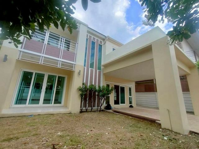 โซนสุเทพ ขาย 6.9 ล้าน 71 ตรว. บ้านเดี่ยว 2 ชั้น หลังใหญ่ – #อ.เมือง โปร่ง สบาย #บ้านใหม่เอี่ยม – ไม่เคยเข้าอยู่ บรรยากาศร่มรื่น เงียบสงบ เป็นส่วนตัว • เหมาะสำหรับอยู่อาศัย พักผ่อน หรือทำโฮมออฟฟิศ71 ตร.วา | พื้นที่ใช้สอย ~220 ตร.ม.3 ห้องนอน | 3 ห้องน้ำ2 ที่จอดรถ• Built-in ครบทั้งหลัง• ต่อเติมห้องครัวเรียบร้อย พร้อมใช้งานทำเลดีมาก — ใกล้เมือง เดินทางสะดวก• ตั้งอยู่โซนสุเทพ อำเภอเมื