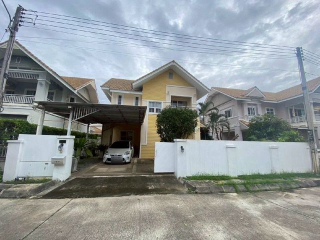 คุ้มที่สุดในโซนนี้ ขาย 4.49 ล้าน 65 ตรว. #ท่ารั้ว – #ดอยสะเก็ด #กุลพันธุ์วิลล์15 (PARK AVENUE) บ้านสไตล์ #English Country | #ติดวงแหวนรอบ3 เพื่อนบ้านดี บรรยากาศเงียบสงบ• เนื้อที่ 65 ตร.วา• พื้นที่ใช้สอย 159 ตร.ม.• บ้าน 2 ชั้น พร้อมบ่อปลาที่เชื่อมติดกับตัวบ้าน• 4 ห้องนอน | 3 ห้องน้ำ• ต่อเติมจากโครงการตั้งแต่สร้าง — ใช้วัสดุคุณภาพ• ประตูรั้วทางเข้ากว้าง จอดรถได้ 2 คัน• รั้วบ้านใหม่ ทำมาไม่ถึง 2 ปี ใ