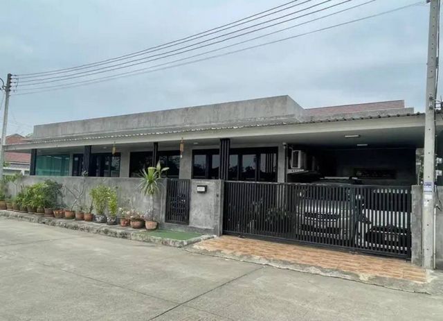 ให้เช่า 35,000 บาท/เดือน​ ​100​ ตรว. 4 นอน 3 น้ำ #กุลพันธ์วิลล์9 #หางดง บ้านเดี่ยวสไตล์ #โมเดิร์นลอฟท์ #วิวดอยสุเทพ360 องศา #ตกแต่งเฟอร์นิเจอร์ครบ #หิ้วกระเป๋าเข้าอยู่ได้เลย (บ้านว่าง 5 ม.ค. 69)​บนที่ดิน 100 ตารางวาพื้นที่ใช้สอยกว่า 340 ตารางเมตร4 ห้องนอน 3 ห้องน้ำ1 ห้องรับแขก1 ห้องครัว 1 ห้องแม่บ้าน + ห้องน้ำ 1 ห้องเก็บของดาดฟ้า2 ที่จอดรถบ้านหันหน้าทิศเหนือเฟอร์นิเจอร์ครบ ทุกห้อง + โต๊