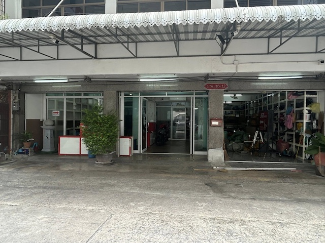 BH3821 ให้เช่าพื้นที่ชั้นล่าง 3 คูหา พื้นที่รวมประมาณ 100 ตารางเมตร เขต ราชเทวี ทำเลใกล้ประตูน้ำและตลาดโบเบ้ พื้นที่ปรับปรุงแบ่งห้องเป็นออฟฟิศพร้อมใช้งาน มีพื้นที่ขนาด 40 ตารางเมตร พร้อมเครื่องปรับอากาศ Mitsubishi ใหม่ 2 เครื่อง เหมาะสำหรับทำออฟฟิศ คลินิก โกดังเก็บของ หรือดัดแปลงตามการใช้งานได้หลากหลายติดต่อ Agent คุณบัว (Bua)Tel: 093-646-4597 LINE ID: Bua093ค่าเช่า 33000 บาทต่อเดือนพื้นที่สามาร