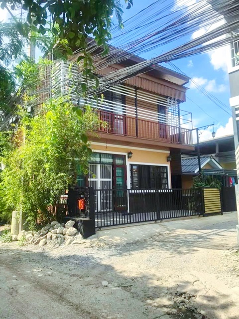 เงียบสงบ ปลอดภัย หาของกินง่าย แหล่งชุมชน ตลาดลำสาลี กรุงเทพกรีฑา5-7-9 บ้านเดี่ยว 2 ชั้นหลังมุม 40 ตร.วา. 160 ตร.ม. 4นอน MRTแยกลำสาลี 800 ม.   3 น้ำ พร้อมเฟอร์ฯ 15,998 B-M. รร.นานาชาติเวลลิงตัน 2.6 กม.ตลาดบางกะปิ 1.2 กม. เดินทางสะดวกได้หลายทาง KrungthepKreetha 5-7-9 2-story corner house 40 sq.wa. 160 sq.m.MRT LamSali 800m. 4bed 3 bath fully furnished 15,998 B-M. 2.6 km. from Wellington International School. Quiet and safe easy access to food. Community areas: Lam Sali Market Bang Kapi Market 1.2 km. Conveniently accessible via multiple routes.แยกสวนสน- กรุงเทพกรีฑา5-7-9 ถ.รามคำแหง กรุงเ