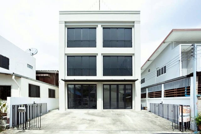 ไบเทค บางนา 2กม.บางนา-ตราด 7-17 เซ็นทรัล บางนา 900ม.MRTศรีอุดม 1.8กม. ให้เช่าสำนักงาน ออฟฟิศ 3.5 ชั้นรวมดาดฟ้า 320 ตร.ม. 25 ตร.วา. 99,999B-M. รร.นานาชาติเบิร์คลีย์ 3.0 กม. 4 นอน 5 น้ำ โปร่ง โล่ง สบาย แหล่งชุมชน หาของกินง่าย เสรีเซ็นเตอร์ 2.5 กม. สุขุมวิท บางนา-ตราดCentral Bangna 900 m.BITEC Bangna 2km. Bangna-Trad 7-17 MRT SriUdom 1.8km. Office for rent 3.5-storey including rooftop 320 sq.m 25 sq.wa. 99,999B-M.  Berkeley International School 3.0 km. 4 bed 5 bath airy spacious comfortable. Community area easy access to restaurants. Seri Center 2.5 km. Sukhumvit Road Bangna-Tradทางคู่ขนานบางนา-ตรา