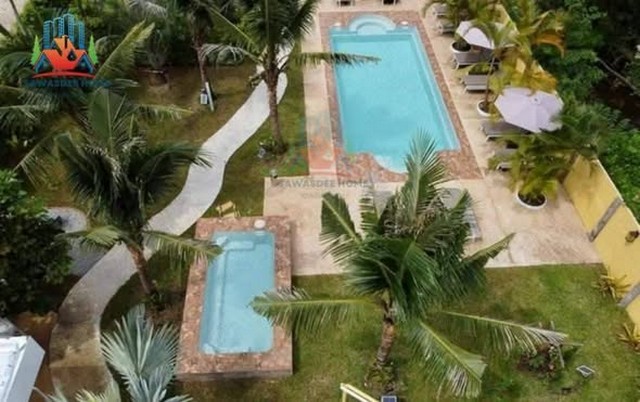 #Vาย: #รีสอร์ตหรู 14 ห้องนอน ใกล้หาดสวนสน - ระยอง กรรมสิทธิ์: ชื่อบริษัท #ขนาดที่ดิน: 1 ไร่ 2 งาน 49 ตร.วา#ราคา 22,500,000บาทห้องพักเตียงใหญ่ วิวสวน (Double Room with Garden View)  จำนวน13 ห้อง*1 เตียงคิงไซส์*ขนาดห้อง: 26 ตารางเมตรห้องดีลักซ์สำหรับครอบครัว (Deluxe Family Room) จำนวน 1 ห้อง*2 เตียงคิงไซส์*ขนาดห้อง: 48 ตารางเมตร #สิ่งอำนวยความสะดวกและความปลอดภัย - ถังดับเพลิง- กล้องวงจรปิดภายนอกที่พัก- กล้องวงจรปิดบริเ