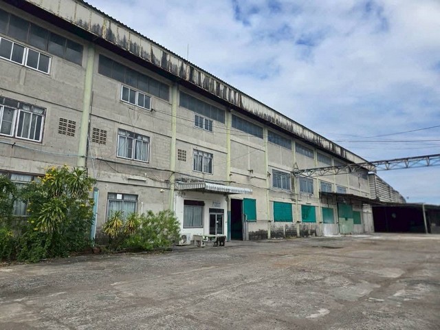  #ให้เช่าโกดัง-โรงงาน ขนาดใหญ่ พานทอง ชลบุรี (มีใบรง.4) #ทำเลดี พื้นที่สีส้ม ใจกลางแหล่งอุตสาหกรรม #ใกล้นิคมอมตะนคร พานทอง ชลบุรี#พร้อมใช้งาน มีใบอนุญาต รง.4  #รายละเอียดทรัพย์: พื้นที่รวม: 6-0-62 ไร่ โกดังขนาด: 5,880 ตร.ม. ไฟฟ้า: 500 Kva พื้นรับน้ำหนัก: 3 ตัน/ตร.ม. ความสูง: 9 – 12 เมตร มีออฟฟิศภายในตัวอาคาร พื้นที่โดยรอบสำหรับวางของ/จอดรถ เหมาะกับกิจการผลิต/จัดเก็บ/โลจิสติกส์ ใกล้ท่าเ