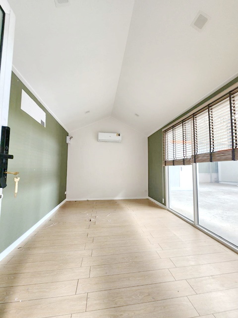 ตลาดวงแหวนออเงิน 2.8กม.109,998 B-Mขายขาดทุนรีบระบายออก ย้ายที่ทำงาน ชิงเกิ้ลรูฟ ปูกระเบื้องยาง จตุโชติ 1.8 กม. ขายบ้านน็อคดาวน์ ตกแต่งสวย กาญจนาภิเษก ออเงิน สายไหม สนามบินดอนเมือง 5 กม.ปั๊มน้ำมัน Shell จตุโชติ 1.8 กม.Selling at a loss, selling quickly, moving to a new workplace Or Ngern Ring Road Market 2.8 km. Chatuchak 1.8 km. Knockdown house for sale, shingle roof, rubber tile flooring, beautiful decoration, Kanchanaphisek, Or Ngern, Sai Mai, Don Mueang Airport 5 km. 109,998 B-M Shell gas station Chatuchak 1.8 km. ถ. กาญจนาภิเษก แขวงออเงิน เขตสายไหม กรุงเทพมหานคร 102