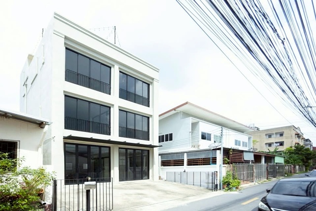 MRTศรีอุดม 1.8กม.ไบเทค บางนา 2กม.ให้เช่าสำนักงาน ออฟฟิศ 3.5 ชั้นรวมดาดฟ้า 320 ตร.ม. 25 ตร.วา. 99,998B-M. รร.นานาชาติเบิร์คลีย์ 3.0 กม. 4 นอน 5 น้ำ โปร่ง โล่ง สบาย แหล่งชุมชน หาของกินง่าย เสรีเซ็นเตอร์ 2.5 กม. สุขุมวิท เซ็นทรัล บางนา 900ม.บางนา-ตราด 7-17บางนา-ตราดBITEC Bangna 2km. Bangna-Trad 7-17 MRT SriUdom 1.8km. Central Bangna 900 m.Office for rent 3.5-storey including rooftop 320 sq.m 25 sq.wa. 99,998B-M.  Berkeley International School 3.0 km. 4 bed 5 bath airy spacious comfortable. Community area easy access to restaurants. Seri Center 2.5 km. Sukhumvit Road Bangna-Tradทางคู่ขนานบางนา-ตราด 