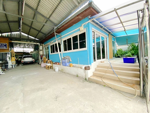 พัฒนาการ Lotus OnNut 80 200m.เช่าคฤหาสน์2 ชั้น  โลตัส อ่อนนุช 80 200ม.MRTศรีนุช 3.5 กม. บ้าน 2 หลัง พร้อมโกดัง 1 หลัง 180 ตร.ว. 780 ตร.ม. มีหลังคาครอบคลุมเต็มพื้นที่ ม.นานาชาติแสตมฟอร์ด 2.1 กม. 4 นอน 2 น้ำ 39,999 B-M. ซ.อ่อนนุช 80-86  ขาย 7.49 ลบ. ซีคอนสแควร์ 3.7 กม. แยกอ่อนนุช-พัฒนาการFor sale-rent: Mansion 2-story detached house 2 houses Lotus OnNut80 200m. Phatthanakan MRT Srinakarin 3.5km.  with 1 warehouse 180 sq.wa. 780 sq.m. with full roof covering. Stamford International University 2.1 km. 4 bed 2 bath 39,999  B-M. Soi On Nut 80-86 for sale at 7.49 million baht. Seacon Square 3.7 km. On Nut-Pattanakarn Intersectionแยกอ่อนนุช-