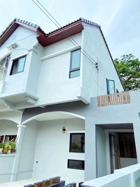 ใหม่ สวย หรู  พร้อมเฟอร์ฯ 3 นอน ให้เช่าทาวน์โฮม 2 ชั้น 27 ตร.วา. 220 ตร.ม.  2 น้ำ รร.นานาชาติแอดเวนต์รามคำแหง 2.5 กม. 24,998 B-M. แหล่งชุมชน ช้อปปิ้ง เดอะมอลล์ บางกะปิ 1.3 กม. หาของกินง่าย เดินทางสะดวก ถ.รามคำแหง ศรีนครินทร์ MRTหัวหมาก800ม. รพ.รามคำแหง 400 ม.New beautiful luxurious fully furnished 3bed MRT HuaMak.800m.Ramkhamhaeng Hospital 400m. 2-story townhouse for rent 27sq.wa. 220sq.m.  2bath 2.5km. to Advent International School Ramkhamhaeng. 24,998B-M.  Community and shopping areas. The Mall Bangkapi 1.3 km. away. Easy access to food and convenient transportation on Ramkhamhaeng Road. and Srinakarin Road. แยก - หัว