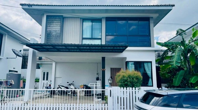 LV53340 ให้เช่า บ้านเดี่ยว ภัทรีดา อเวนิว รังสิต-คลอง 2 Patreeda Avenue Rangsit-Klong 2 ติดซอยบงกช 57ราคาเช่า :  22,000 บาท/เดือนที่ตั้ง : ถนนเลียบคลองสอง ตำบลคลองสอง อำเภอคลองหลวง จังหวัดปทุมธานีชื่อโครงการ : ภัทรีดา อเวนิว รังสิต-คลอง 2 Patreeda Avenue Rangsit-Klong 2รายละเอียด :- บ้านเดี่ยว 2 ชั้น - เนื้อที่ 58.8 ตาางวา - พื้นที่ใช้สอย 165 ตารางเมตร - 3 ห้องนอน - 3 ห้องน้ำ - ห้องครัว ห้องรับแขก ห้องนอนใหญ่  built-in ห้องกระจก - อนุญาต