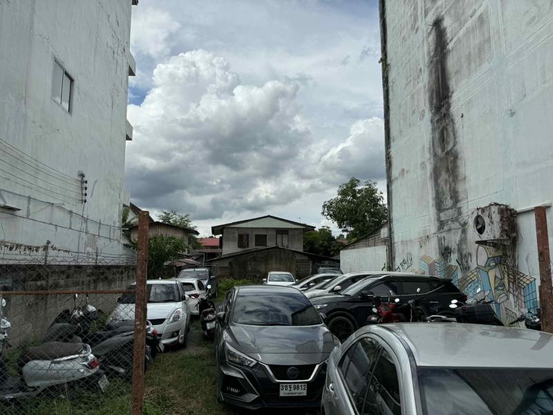 ขายที่ดินทำเลทอง ใจกลางเมืองเชียงใหม่ หน้าติดถนนใหญ่ ทำเลค้าขายสุดคุ้ม ตำบลช้างเผือก อำเภอเมืองเชียงใหม่ จังหวัดเชียงใหม่ ราคาเพียง 6,800,000 บาท จุดเด่นทรัพย์นี้ • ที่ดินแปลงสวย ติดถนนหลัก เส้นซุปเปอร์ไฮเวย์ เชียงใหม่–ลำปาง (ตรงข้าม Good Print) • เหมาะสำหรับ ทำธุรกิจ เปิดร้านค้า-คาเฟ่-ออฟฟิศ โกดัง ซ่อมรถ ร้านอาหาร ฯลฯ • รถสัญจรตลอดทั้งวัน มองเห็นชัดเจน ป้ายหน้าอาคา