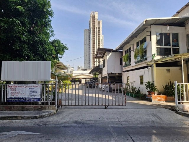 ให้เช่าสำนักงาน เนื้อที่ 1 ไร่ ย่านพระราม 4 ใกล้ตึกมาลีนนท์ (ช่อง 3) เหมาะทำออฟฟิศสำนักงาน คลินิค หรือลงทุนหลากหลายธุรกิจ *** ราคาเช่า 400,000 บาท/เดือนติดต่อ:: ณัฐชยา (ชยา) โทร/ID Line:: 0942823961   Link Line:: https://line.me/ti/p/3xFA1An8Kcรหัส # T25-888สำนักงาน ย่านพระราม 4 ทำเลดี ใกล้ตึกมาลีนนท์ (ช่อง 3) ขนาดพื้นที่ 1 ไร่หน้ากว้างประมาณ 26 เมตร พื้นที่กว้างขวาง เหมาะทำออฟฟิศสำนักงาน คลินิค หรือลงทุนหลากหลายธุรกิจ ใก