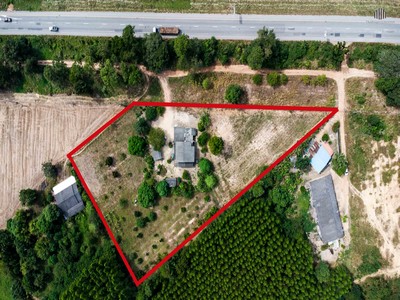 ขายถูกที่สุด!!! ที่ดิน ติดถนน331 ขนาด 5 ไร่ หน้ากว้างกว่า 130 เมตร เหมาะกับการทำโกดังก็ได้ หรือจะเก็งกำไรก็ดี.ที่ตั้ง :ถนน331 ตำบลท่าบุญมี อำเภอเกาะจันทร์ ชลบุรีGoogle Maps : https://maps.app.goo.gl/miUPSZN2KoRCqgns9 (13.42868, 101.28359).รายละเอียดที่ดิน- ขนาดพื้นที่ : 5 ไร่ 0 งาน 10 ตารางวาง- ความยาว : หน้ากว้าง 130 เมตร ลึก 150 และ 50 เมตร- ทรงที่ดิน : สี่เหลี่มคางหมู- ผังเมือง : ชุมชน ชนบท (ชบ-5).จุดเด่น- ติดก ที่ดินหน้ากว้างติดถนนท