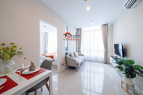  ให้เช่า คอนโด THE SKY SUKHUMVIT ใกล้ BTS อุดมสุข ห้องมุม ชั้น 5 ตึก C เนื้อที่ 35 ตร.ม 1ห้องนอน 1ห้องน้ำ ห้องสวยสภาพดี มีเฟอร์ฯ มีเครื่องใช้ไฟฟ้า เดินหิ้วกระเป๋าพร้อมเข้าอยู่ได้เลย.เงื่อนไขราคาเช่า : 17,000บาท / เดือน (รวมค่าส่วนกลาง)(สัญญาเช่าขั้นต่ำ 1ปี = จ่ายเงินประกัน 2เดือน / ค่าเช่าล่วงหน้า 1เดือน)#บริษัทบริการรับฝากขายเช่าอสังหาริมทรัพย์#บริษัทบริการรับถ่ายรูปบ้านและคอนโดคุณ 