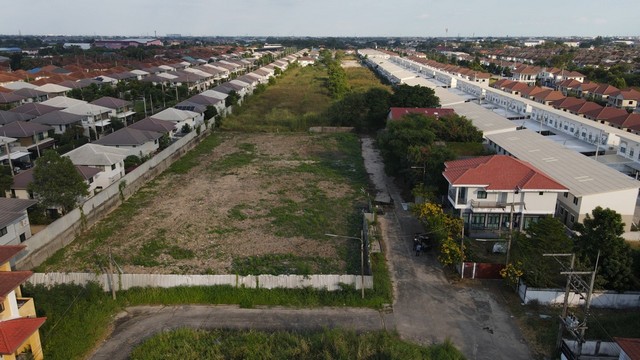 ขายที่ดินคลองสอง ลำลูกกา ราคาประเมิน สำหรับจัดสรรทาว์นเฮ้าส์ บ้านเดี่ยว สำนักงาน ออฟฟิศ โกดัง คลังสินค้ารายละเอียดทรัพย์ :- กดดูรูปเพิ่มเติม : https://shorturl.asia/Oyi1Lhttps://www.winnerestateplus.com/ติดต่อคุณเปี๊ยก Tel: 098.628.7956  ขายที่ดินคลองสอง1 ลำลูกกา ในหมู่บ้านพรร่มเย็นวิลล่า ภายในมี โรงเรียนประสานมิตร ผังสีสำหรับจัดสรรทาว์นเฮ้าส์ บ้านเดี่ยว สำนักงาน ออฟฟิศ โกดังคลังสินค้า ..โปรพิเศษสุดพิเ