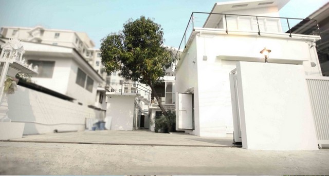 ขายพร้อมผู้เช่า Home Office+Studio ซ.วิภาวดี16แยก27 ขนาด 101 ตรวพื้นที่ : 101 ตร.วหันหน้าทิศตะวันออกสตูดิโอที่มีแสงด้านนอกเข้าได้ขนาดใหญ่สามารถดัดแปลงเป็นโซนออฟฟิศ style loftประกอบด้วย:ชั้นที่1 (1ห้องนอน/ 1ห้องน้ำ/ 1ห้องครัวและห้องนั่งเล่น/1ห้องเก็บของ)ชั้นที่2 (1 ห้องโถงขนาดใหญ่ เหมาะสำหรับจัดเป็นพื้นที่ทำงานอาคารด้านข้าง ( 2 ห้องอเนกประสงค์ / 1ห้องน้ำ/ 1 ห้องเก็บของ)GETTING AROUNDใกล้กับ MRT ลาดพร