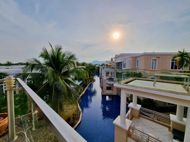 คอนโด 2 ห้องนอนในราคาที่ดีที่สุด (150 ตร.ม.) ที่บลูลากูน หัวหิน ที่พักริมชายหาดระดับพรีเมียม ซึ่งเป็นส่วนหนึ่งของโรงแรมเชอราตัน หัวหิน รีสอร์ท แอนด์ สปาห้องชุดกว้างขวางหันหน้าไปทางทิศเหนือ พร้อมวิวสระว่ายน้ำและภูเขา ตกแต่งพร้อมเข้าอยู่ได้ทันทีมีความต้องการเช่าสูง – มีผู้เช่าตลอดทั้งปี จึงเหมาะอย่างยิ่งสำหรับการลงทุนหรือใช้เป็นที่พักตากอากาศBest-priced 2-bedroom co