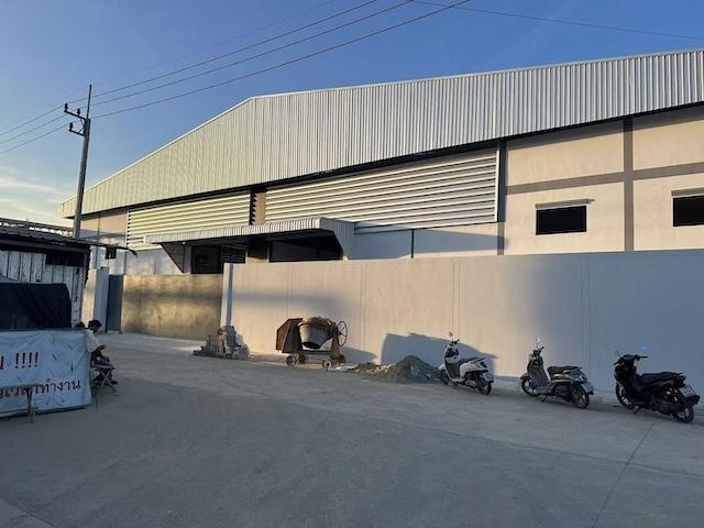 ให้เช่าโกดังขนาดใหญ่ มีออฟฟิศ 2 ชั้น ตำบลสวนหลวง อำเภอกระทุ่มแบน สมุทรสาครราคาเช่า 180,000 บาท / เดือน ( สัญญาขั้นต่ำ 3 ปี ประกัน 2 เดือน )ที่ตั้ง ตำบลสวนหลวง อำเภอกระทุ่มแบน จังหวัดสมุทรสาครติดต่อ : คุณภัสพงณ์ 0634098164Line : binkem22https://www.facebook.com/profile.php?id=61581484955548พื้นที่ใช้สอย 2,000 ตารางเมตร ออฟฟิศ 2 ชั้น จำนวน 2 ออฟฟิศ 2 ห้องน้ำเดินทางสะดวก ใกล้แหล่งแรงงานและเส้นทางโลจิสติกส์หลักพร้อมรองรับงาน