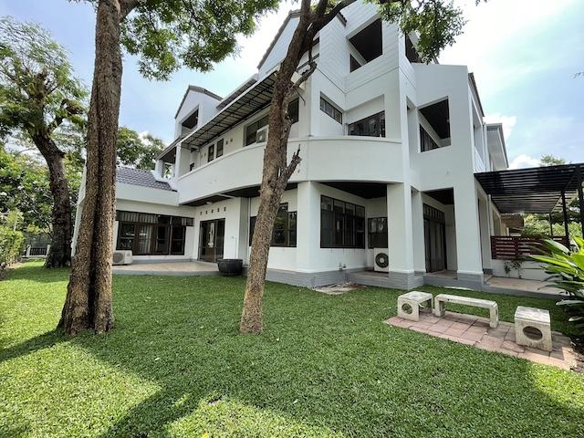 ให้เช่าบ้านเดี่ยว 3 ชั้น ทำเลคนจีน ใกล้ MRT ลาดพร้าว และ MRT รัชดา ติดถนนวิภาวดีรังสิต ทำเลดีมาก ใกล้ห้าแยกลาดพร้าว เดินทางสะดวก เหมาะอยู่อาศัยหรือทำโฮมออฟฟิศติดต่อ Agent คุณบัวโทร 093 646 4597LINE ID Bua093ค่าเช่า 90000 บาทต่อเดือนรายละเอียดบ้านขนาดที่ดิน 50 ตารางวาพื้นที่ใช้สอย 450 ตารางเมตรบ้านเดี่ยว 3 ชั้น5 ห้องนอน 5 ห้องน้ำมีห้องแม่บ้านแยกออกจากตัวบ้านจอดรถได้ 2 คันจุดเด่นของบ้านบ