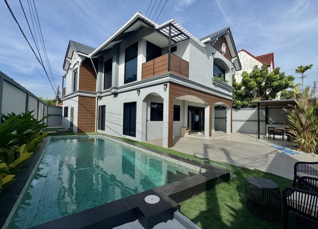 บ้านเดี่ยว – หมู่บ้าน Country Club Village พัทยาตะวันออกเสนอขายบ้านเดี่ยวบนทำเลศักยภาพ ภายในหมู่บ้าน Country Club Village พื้นที่กว้างขวาง เหมาะสำหรับครอบครัวที่ต้องการความเป็นส่วนตัวและความสะดวกสบายราคาเสนอขาย13.5 ล้านบาทรายละเอียดทรัพย์สิน   •   5 ห้องนอน   •   4 ห้องน้ำ   •   พื้นที่ใช้สอยประมาณ 280 ตารางเมตร   •   ขนาดที่ดิน 316 ตารางเมตรเงื่อนไขแล