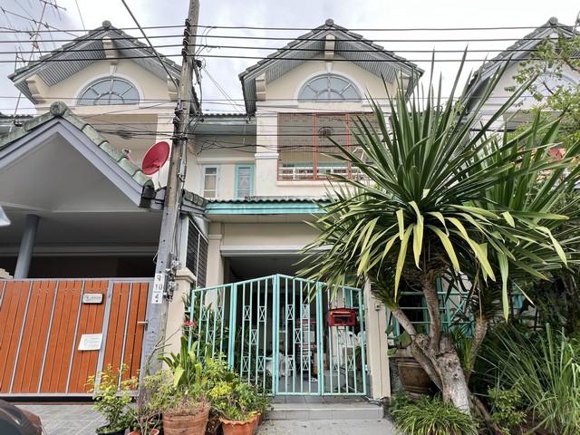 ขายทาวน์เฮ้าส์ ม.ซื่อตรง 39 นวมินทร์ 143 เนื้อที่ 20.6 ตร.วา 3 นอน 2 น้ำ บ้านทิศใต้ ต่อเติมครัวลงเสาเข็ม ห้องนอนใหญ่ ระเบียงกว้าง  พร้อมเข้าอยู่ ทำเลดีมาก ตรงข้าม รพ.พญาไทนวมินทร์ ใกล้แฟชั่นไอส์แลนด์ เดอะพรอมานาด และรถไฟฟ้าสายสีชมพู เดินทางสะดวก เชื่อมเกษตร–นวมินทร์ และรามอินทรา เพียง 2.2 ล้านบาท ราคาดีสุดในโครงการที่ตั้ง: ม.ซื่อตรง 39 ซอยนวมินทร์ 143 แขวงนวมินทร์ เขตบึง