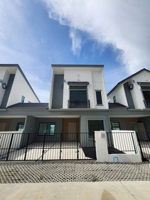 svs308 ให้เช่า The Plant NEU TOWN Bangna-Thepharak (เดอะ แพลนท์ นิวทาวน์ บางนา-เทพารักษ์)ที่ตั้งถนนเทพารักษ์ ตำบลบางเสาธง อำเภอบางเสาธง สมุทรปราการ 10570ประเภทบ้าน  NAVIS ทาวน์โฮมทรงอิสระ 2 ชั้น หน้ากว้าง 8 เมตร ที่ดินเริ่มต้น 24.8 ตร.วา พื้นที่ใช้สอย 133 ตร.ม.– ฟังก์ชัน 3 ห้องนอน / 3 ห้องน้ำ / 2 ที่จอดรถสิ่งอำนวยความสะดวกNEU Town Club  Fitnessสระว่ายน้ำระบบเกลือ แบ่งสระเด็กJogging TrackสวนสีเขียวPlaygroundMultipurpose AreaCo-Working Spaceระบบ CCTV ที่ Main Gate