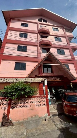 โอกาสทอง! #ราคาต่ำกว่าประเมิน ขายเพียง 13 ล้าน หอพัก 4 ชั้น กลางเมืองเชียงใหม่ ทำเลสุดปัง #หายยา #กำแพงดิน ใกล้ถนนหลัก แหล่งท่องเที่ยว และร้านอาหารชื่อดัง เดินเท้าได้สบาย เหมาะสำหรับนักลงทุนที่มองหาธุรกิจทำเลพรีเมียม พร้อมสร้างรายได้ทันที รายละเอียดทรัพย์หอพัก 4 ชั้นเนื้อที่ดิน 115 ตร.ว.รวม 37 ห้องห้องแอร์: 12 ห้องห้องพัดลม: 25 ห้องอยู่ในย่านชุมชน คึกคัก ปลอดภัยเดิ