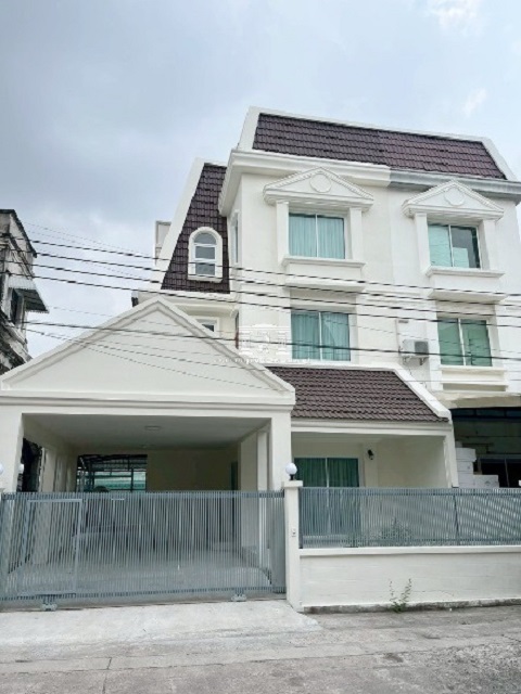 อ่อนนุช 37-41 5นอน MRT คลองกลันตัน 1.4 กม. ศรีนครินทร์22-26 ให้เช่าบ้านทาวน์โฮม 3 ชั้น ปรับปรุงใหม่ สภาพดี ห้องกว้าง โปร่งสบาย หรูหรา รร.นานาชาติคริสเตียนกรุงเทพ 3.0 กม. เหมาะสำหรับโฮมออฟฟิศ สำนักงาน  5 น้ำ 27,999 B-M.ธัญญะ พาร์ค 1.5 กม.แหล่งช้อปปิ้ง ศรีนครินทร์ อ่อนนุช สวนหลวง ร.9OnNut37-41 5bed Srinakarin 22-26MRT KhlongKlantan. 1.4km. 3-story townhouse for rent Renovated in good condition Spacious airy and luxurious 3km. to Bangkok Christian International School Ideal for a home office or office 5bath 27,999B-M. Thanya Park 1.5km. to shopping areas like Srinakarin On Nut a