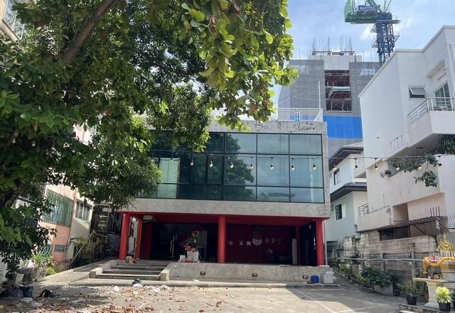 ให้เช่าอาคาร 2.5 ชั้น มีดาดฟ้า พื้นที่ 900 ตรม. ย่านห้วยขวาง สุทธิสาร ดินแดง จอดรถ 30 คัน ใกล้ตลาดห้วยขวาง เหมาะทำออฟฟิศและร้านอาหาร***  ราคาเช่า 250,000 บาท/เดือน  ติดต่อ:: ชยา โทร/ID Line:: 0942823961   Link Line:: https://line.me/ti/p/3xFA1An8Kcรหัส # AM010ตึก Stand Alone 2.5 ชั้น ย่านห้วยขวาง สุทธิสาร ดินแดงเนื้อที่ 250 ตารางวา พื้นที่ใช้สอย 900 ตารางเมตรจอดรถประมาณ 30 คันเหมาะทำสำนักงานออฟฟิศ ร้านอาหาร คาเฟ่ และกิจการอื่นๆ  ใกล้เค