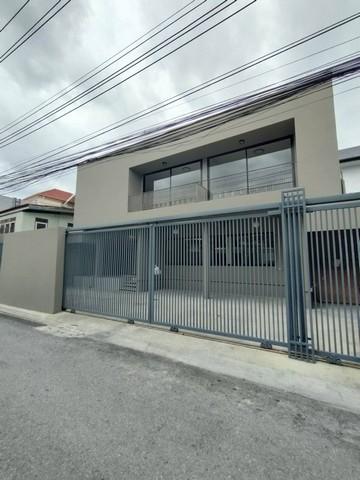 ให้เช่าบ้านเดี่ยว 2 ชั้น ย่านสุทธิสาร ลาดพร้าว รัชดา ห้วยขวาง เหมาะพักอาศัย หรือทำโฮมออฟฟิศ ใกล้ MRT สุทธิสาร และ MRT ภาวนาราคาเช่า 65,000 บาท / เดือน ( สัญญาขั้นต่ำ 3 ปี ประกัน 2 เดือน ล่วงหน้า 1 เดือน)ที่ตั้ง ถนนสุทธิสารวินิจฉัย ซอยพิบูลย์อุปถัมภ์ แขวงสามเสนนอก เขตห้วยขวาง กรุงเทพมหานคร 10310ติดต่อ : คุณภัสพงณ์ 0634098164Line : binkem22https://www.facebook.com/profile.php?id=61581484955548เนื้อที่ 51 ตารางวา จำนวน 2 ชั้น 4 ห้องน