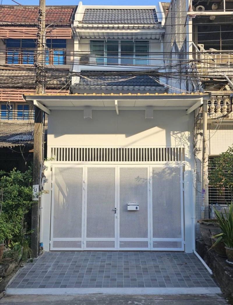 (ตรงข้ามตลาดสดพัฒนาการ) เข้าซอยเพียง 50 เมตร หน้าปากซอยมีป้ายรถเมล์ ฝั่งตรงข้ามมีวินมอเตอร์ไซด์รับจ้าง จอดรถในบ้านได้ 1 คัน หน้าบ้าน 1 คัน - 3 ห้องนอน 2 ห้องน้ำ+เครื่องทำน้ำอุ่น- ห้องครัว, ห้องรับแขก, ห้องเก็บของ, ห้องซักผ้า ตากผ้าในร่ม- แอร์ 4 เครื่อง (ห้องนอน 3 ห้องรับแขก 1 )- พัดลม ครบทุกห้อง - แท๊งค์น้ำ+ปั๊มน้ำ- เตียง+ฟูก 5 ฟุต 1 ห้อง- เตียง+ฟูก 3.5 ฟุต 2 ห้อง- ตู้เสื้อผ้า,ตู้เก็