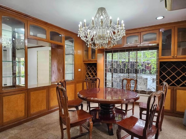 ให้เช่าบ้านเดี่ยว 3 ชั้น ถนนรัชดา18 จดทะเบียนบริษัทได้ แอร์ฯ เฟอร์ฯ ครบใกล้ MRT สุทธิสารและห้วยขวาง เช่า 40,000บาท/เดือน รายละเอียด-บ้านเดี่ยว 3 ชั้น ที่ดิน 70 ตร.ว 250 ตร.ม -มี 4 ห้องนอน 4 ห้องน้ำ 2 รับแขก 1 ห้องครัว 1 ห้องทำงาน-แอร์ 5 เครื่อง ครบทุกห้อง-เฟอร์นิเจอร์ครบชุด-จอดรถได้ 3 คัน-ใกล้ MRT สุทธิสารและห้วยขวาง-จดทะเบียนบริษัทได้ -ไม่รับสัตว์เลี้ยง -ถนนรัชดาภิเษก18 หรือ ซอย20มิถุนา