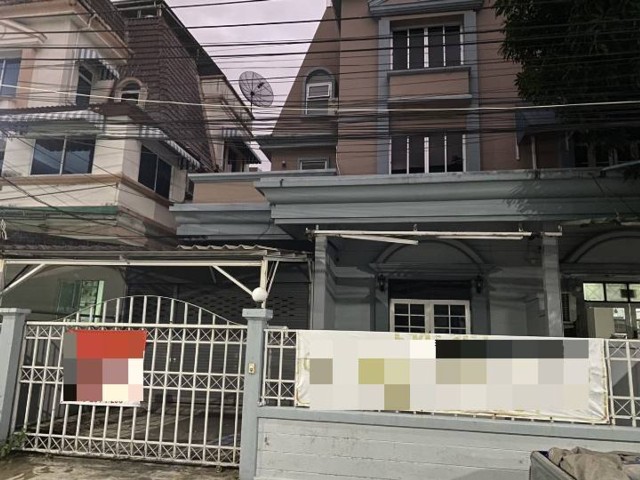 ให้เช่าทาวน์โฮม 3 ชั้น รีโนนเวทใหม่ทั้งหลัง ถนนศรีนครินทร์ แอร์5เครื่อง เฟอร์ไม่มี จดทะเบียนบริษัทได้ มี5ห้องนอน6ห้องน้ำ ราคาเช่าเดือนละ 38,000 บาท/เดือนรายละเอียด-ทาวน์โฮม 3 ชั้นเล่นระดับ 45 ตร.ว-มี 5 ห้องนอน 6 ห้องน้ำ 1 รับแขก 1 ห้องครัว-เนื้อที่ 45 ตารางวา 245 ตารางเมตร-แอร์ 5 เครื่อง เฟอร์นิเจอร์ไม่มี-สามารถจดทะเบียนบริษัทได้-ทำเลดีใกล้ MRT ศรีนครินทร์ -เหมาะทำโฮมออฟฟิศ-จอ