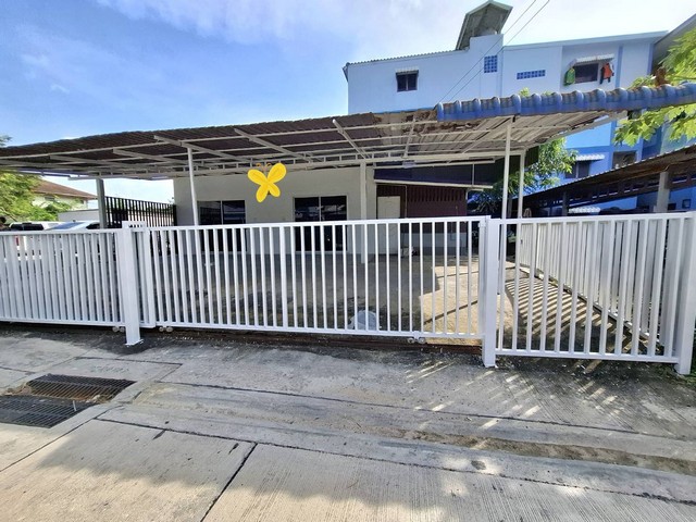 บ้านเดี่ยวชั้นเดียว ให้เช่า 60ตรว. ลาดกระบัง-2ห้องนอน 2ห้องน้ำ 1ห้องเก็บของ /ห้องครัว-แอร์2ตัว (บ้านเปล่า) ไม่มีเฟอร์นิเจอร์จอดรถได้2คันอยู่ถนน ลาดกระบังโลเคชั่นใกล้…- เดอะพาซิโอ มอลล์,สนามบินสุวรรณภูมิ,โรงพยาบาล สิรินทร,ธนาคารกรุงเทพ สาขา-สุขุมวิท77,แอร์พอร์ตลิ้ง ลาดกระบัง,วัดลานบุญ,เทคโนโลยีลาดกระบัง.- Airport Rail Link ลาดกระบัง,สนามบินสุวรรณภูมิเลี้ยงสัตว์ได้/ไม่รับจ