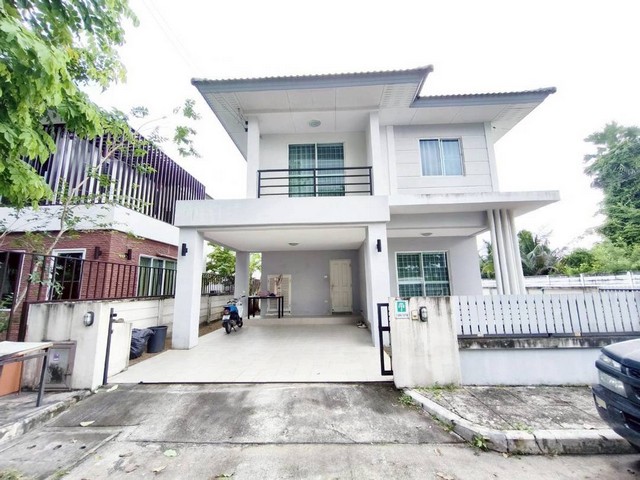 ปล่อยเช่า บ้านเดี่ยว2ชั้นศรีราชา ใกล้ห้างเจปาร์ค อากาศดี มีพื้นที่สวนหย่อมข้างบ้าน บ้านอยู่หน้าสวนไม่ชนใคร ส่วนกลางสระว่ายน้ำ ฟิตเนส  สวนหย่อม  สนามเด็กเล่น   รปภ 24 ชม.โทร. 095-196-4242 (คุณจุ๊)Line ID : jll689 WhatsApp : wa.me/66951964242 FB page : https://www.facebook.com/ChulaluckHomeliving/รายละเอียด- 3 ห้องนอน 3 ห้องน้ำ 1 ห้องครัว 1 ห้องนั่งเล่น- จอดรถได้ในบ้าน 2 คัน ข้างบ้านได้หลายคันเฟอร์นิเจอร์และเครื่องใช้ไฟฟ้า- ตู้ เตียง โต๊ะ