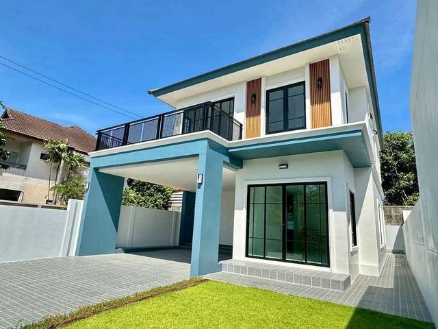 TEL:088-559 5199 คุณเอLine:https://line.me/ti/p/C0eGe0whLXขายบ้านเดี่ยว 2 ชั้น กลางเมือง ศรีราชาบ้านใหม่มาก เจ้าของอยู่เพียง 3 เดือนเท่านั้น!ราคาเพียง 4,690,000 บาทฟรี! ค่าโอนพื้นที่ 50 ตร.วา4 ห้องนอน 3 ห้องน้ำห้องโถงใหญ่1 ห้องครัวจอดรถในบ้านได้ 4 คัน + หน้าบ้านอีกหลายคันถนนหน้าบ้านกว้าง 6 เมตรซอยส่วนตัว มีบ้านเพียง 2 หลัง เงียบสงบ เพื่อนบ้านดีมากทำเลดี เดินทางสะดวกสุดๆใกล้ สี่แยกชากค้อ เพียง 300 ม.ซอย ศร