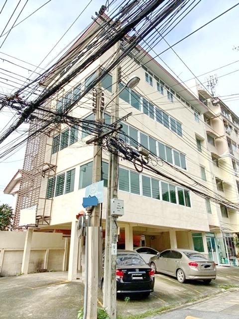 MRTพหลโยธิน24 2.1กม.ซ. รัชดา25-33 100 ม. ให้เช่าสำนักงาน อาคารพาณิชย์ 5ชั้น ลาดพร้าว  375 ตร.ม. 74,999 B-M Union Mall 2 กม.เซ็นทรัลลาดพร้าว 2 กม.MRT Phahon Yothin 24 2.1km. Central Ladprao 2km. Ratchadapisek 25-33 for rent Office 5-storey commercial building LatPhrao 100m. 375 sqm.74,999B-M Union Mall 2km.อาคารพื้นที่ใช้สอย 5 ชั้น ชั้นละ 75ตร.ม. มีห้องน้ำทุกชั้น- มีที่จอดรถหลายคัน- ติดทางขึ้น-ลง ทางด่วนศรีรัช ทางลงถนนรัชดาภิเษก-แยกประชานุกูล- ห่างจาก MRT วงศ์สว่าง ประมาณ 2 กม.- รถเมล์ที่ผ่าน: 16, 49, 170, 179, 543- มี