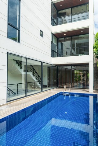 ให้เช่าบ้านเดี่ยว4ชั้นย่านอารีย์พญาไทราชครู 650ตร.ม.4นอนพร้อมสระว่ายน้ำส่วนตัว เฟอร์บางส่วนเหมาะอยู่อาศัยและทำโฮมออฟฟิศ ใกล้BTSอารีย์ กระทรวงการคลัง สามเสน ดุสิตราคาเช่า 220,000 บาท / เดือน (สัญญาขั้นต่ำ 3 ปี ประกัน 3 เดือน ล่วงหน้า 1 เดือน )ที่ตั้ง ถนนพหลโยธิน ซอยอารีย์สัมพันธ์ แขวงพญาไท เขตพญาไท กรุงเทพมหานคร 10400ติดต่อ : คุณภัสพงณ์ 063-409-8164Line : deedaa23เนื้อที่ประมาณ 79 ตารางวา พื