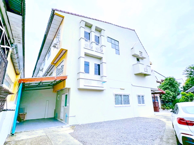 เสรีไทย 77-85  สวนสยาม100ม.  MRT ราษฎร์พัฒนา 1.1 กม.ขาย-ให้เช่าทาวน์โฮม 3 ชั้น 49 ตร.วา.200 ตร.ม.รีโนเวทใหม่ เพดานสูง เล่นระดับ สไตล์บ้านเดี่ยวหลังใหญ่ ราคาดีสุดๆ 19,999 B-M.ขาย 3.49 ลบ.นานาชาติแชปแมน 600 ม.พร้อมเฟอร์ฯ 3 นอน 3 น้ำ หลังสุดท้าย เป็นส่วนตัว นิคมอุตสาหกรรมบางชัน 1.1 กม.ติดถนนใหญ่ เดินทางเข้า-ออกสะดวก Serithai 77-85 Siam Amazing Park100m. MRT Ratchadaphisek 1.1 km.3-story townhome for sale-rent 49 sq.wa.200 sq.m.Newly renovated high ceilings split-level layout large detached house style. Great price 19,999 B-M.Selling for 3.49