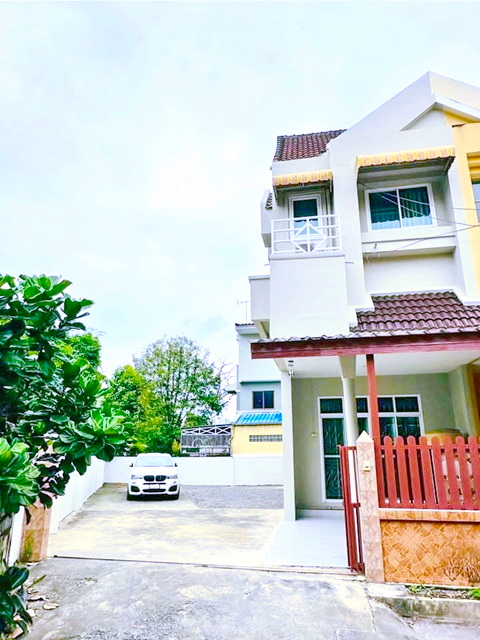 หลังสุดท้าย เป็นส่วนตัว นิคมอุตสาหกรรมบางชัน 1.1 กม. เสรีไทย 77-85  สวนสยาม100ม.  MRT ราษฎร์พัฒนา 1.1 กม.ขาย-ให้เช่าทาวน์โฮม 3 ชั้น 49 ตร.วา.200 ตร.ม.รีโนเวทใหม่ เพดานสูง เล่นระดับ สไตล์บ้านเดี่ยวหลังใหญ่ ราคาดีสุดๆ 19,999 B-M.ขาย 3.49 ลบ.นานาชาติแชปแมน 600 ม.พร้อมเฟอร์ฯ 3 นอน 3 น้ำ ติดถนนใหญ่ เดินทางเข้า-ออกสะดวก 600 meters from MRT Ratpattana. Serithai 77-85 Siam Amazing Park100m. 3-story townhome for sale-rent 49 sq.wa.200 sq.m.Newly renovated high ceilings split-level layout large detached house style. Great price 19,998 B-M.Selling f