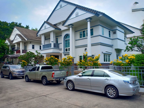 รายละเอียดให้เช่าบ้านเดี่ยว 2 เนื้อที่ 70 ตารางวา พื้นที่ใช้สอย 210 ตร.ม 3 ห้องนอน 3 ห้องน้ำ  แอร์ เฟอร์นิเจอร์ครบ ตกแต่งด้วยวัสดุเกรดดี ที่จอดรถ 3  คัน 2 ห้องครัว 2 ห้องรับแขก 1ห้องแม่บ้าน ร่มรื่นด้วยสวนต้นไม้ สิ่งอำนวยความสะดวก  ศูนย์การค้าใกล้ Patt พัฒนาการ London Street Anne’s Place Tesco Lotus พัฒนาการ Thanya Park Maxvalu Supermarket ศรีนครินทร์ A-Link Square The Park กรุงเทพกรีฑา Foodland รามคำแหง Major Hollywood Pickadaily The Mall รามคำแหง Homepro พระราม