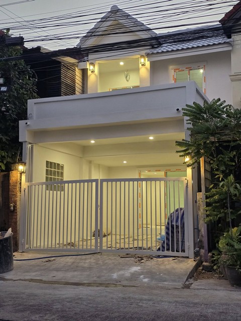 PP442 ขายทาวเฮ้าส์ 2 ชั้น หมู่บ้านพิมพ์ทอง ซอยลาดพร้าว 101 เดินทางสะดวก หาของกินสะดวกราคาขาย 2,990,000 บาทติดต่อ คุณช่อผกา 0616198565 LINE 0616198565หากไม่รับสาย รบกวนขอความกรุณาลูกค้า @line ทิ้งรูปและข้อมูลไว้นะคะhttps://line.me/ti/p/zu0mm-ozFX-ขายทาวเฮ้าส์ 2 ชั้น หมู่บ้านพิมพ์ทอง ซอยลาดพร้าว 101-ขนาดที่ดิน 20 ตารางวา-2 ห้องนอน 2 ห้องน้ำ -2 ที่จอดรถ (ในบ้าน 1 นอกบ้าน 1)-รีโนเวทใหม่ทั้งหลังที่ตั้ง ซอยลาดพร้าว 101 ลาดพร้