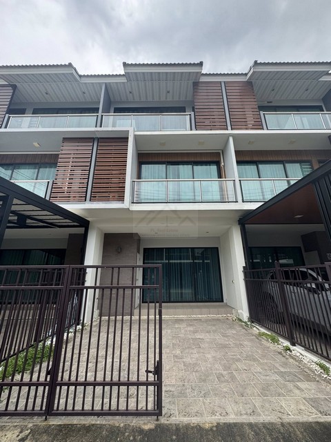 ขายทาวน์โฮม 3 ชั้น 181 ตรม. โครงการ ศุภาลัย เอสเซ้นส์ ลาดพร้าว 107 ใกล้รถไฟฟ้าสีเหลือง **ไม่เคยเข้าอยู่*** ราคาขาย 5.8 ล้านบาท ค่าใช้จ่ายโอนฟรี ติดต่อ::  ชยา โทร/ID Line:: 0942823961   Link Line:: https://line.me/ti/p/3xFA1An8Kcรหัส # T25-616 ทาวน์โฮม 3 ชั้น โครงการ ศุภาลัย เอสเซ้นส์ ลาดพร้าว 107 ใกล้รถไฟฟ้าสีเหลือง **ไม่เคยเข้าอยู่-- ขนาดที่ดิน 20 ตร.วา -- พื้นที่ใช้สอย 181 ตร.ม -- 3 ห้องนอน ใหญ่มาก ขนาดเท่าๆ กัน ไม่ต้องแย่งห้องใหญ่-- 3 