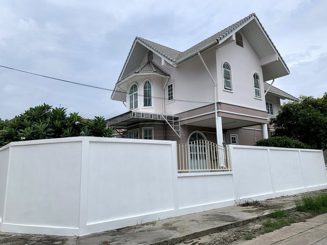 ขายบ้านเดี่ยว 2.5 ชั้น หลังมุม 149 ตรว. หมู่บ้านเมืองทอง 4 ถนนสุขุมวิท 101 ซอยปุณณวิถี 53 ทำเลดี ใจกลางเมือง ใกล้แหล่งเศรษฐกิจ การเดินทางสะดวก *** ราคาขาย 25.5 ล้านบาท ติดต่อ::  ชยา โทร/ID Line:: 0942823961   Link Line:: https://line.me/ti/p/3xFA1An8Kcรหัส# T25-347บ้านเดี่ยว 2.5 ชั้น หลังมุม หมู่บ้านเมืองทอง 4 ถนนสุขุมวิท 101 ซอยปุณณวิถี 53เนื้อที่ 149 ตารางวาพื้นที่ใช้สอย 297 ตรม 4 ห้องนอน 3 ห้องน้ำบ้านทรงตัว L มีการเล่นระดับภายในพื้