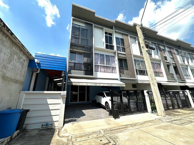  ขายต่ำกว่าทุน! ทาวน์โฮม 3 ชั้น ห้องมุม แต่งครบ ม.สัมมากร อเวนิว รามอินทรา–วงแหวน ขายเพียง 3,290,000 บาทฟรี! กล้องวงจรปิด + ประตูเลื่อนอัตโนมัติ (รีโมท) ถ.กาญจนาภิเษก เขตบางเขน กรุงเทพฯ ห้องมุม พื้นที่กว้าง หน้ากว้าง 5.7 เมตร บ้านสภาพใหม่ ตกแต่งพร้อมอยู่ ทิศเหนือ รับลมดี ทำเลดี เดินทางสะดวก ใกล้รถไฟฟ้าสายสีชมพู รายละเอียดบ้าน• ขนาดที่ดิน 25.4 ตร.ว. / พื้นที่ใช้สอย 159 ตร.ม.• 3 ห้