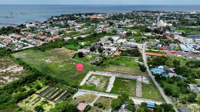 ขายที่ดินเนื้อที่ 22 ไร่ 3 งาน 38 ตารางวา ที่ดินมีใบอนุญาตจัดสรรสร้างหมู่บ้าน สามารถทำต่อได้ทันที ขายพร้อมสิ่งปลูกสร้าง ทำเลดีโทร. 095-196-4242 (คุณจุ๊)Line ID : jll689 WhatsApp : wa.me/66951964242 FB page : https://www.facebook.com/ChulaluckHomeliving/ที่ตั้ง มิตรสัมพันธ์ซอย9 อ่างศิลา อำเภอเมือง ชลบุรีรายละเอียด- เนื้อที่ 22 ไร่ 3 งาน 38 ตารางวา - แบ่งโฉนด 185  แปลง สามารถดำเนินการทำต่อได้ทันที ขายพร้อมสิ่งปลูกสร้าง- ที่ดินมีใบอนุญาตจัดส