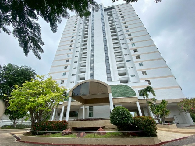 #List93800รายละเอียด (Description)- ขนาดห้อง 145.54 ตร.ม.- อยู่ชั้นที่ 12 ทั้งหมด 20 ชั้น- 2 ห้องนอน 2 ห้องน้ำ- เครื่องปรับอากาศ 3 เครื่อง- ที่จอดรถ 1 คัน- ระเบียงยาว 10 เมตร- สระว่ายน้ำเกลือ-ฟิตเนส- สนามเทนนิส- สนามบาส- ที่ชาร์จรถ EV- มีหาดส่วนตัว เฟอร์นิเจอร์ครบ ระเบียงยาว เห็นวิวทะเลสวยมากการเดินทาง- ถนนหมายเลข 4028 1.7 กิโลเมตร- ถนนหมายเลข 3177 1.7 กิโลเมตรสถานที่ใกล้เคียง (Nearby Placess)- สถานีอุตุนิยมวิทยาเพช