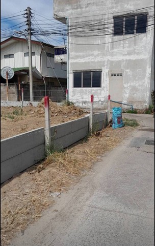 List 93782-1- อยู่ในเขตเทศบาล มีสาธารณูปโภคครบ (น้ำ ไฟ อินเตอร์เน็ต)- เดินทางสะดวก เข้า-ออกได้ 2 ทาง ห่างจากถนนใหญ่ ถนนชมสินธุิ์ ประมาณ 100 เมตร ถนนหัวหิน-ห้วยมงคล (ทล.3218) ประมาณ 200 เมตร- ใกล้ตลาด โรงเรียน โรงพยบาล ห้างสรรพสินค้า ร้านค้า สถานีรถไฟ ชายหาดหัวหิน แหล่งท่องเที่ยวมากมาย- มีขอบเขตพื้นที่ชัดเจน ทำรังวัดแล้ว- ความเหมาะสมกับการทำประโยชน์ในพื้นที่. ทำที่พักอาศัย และ