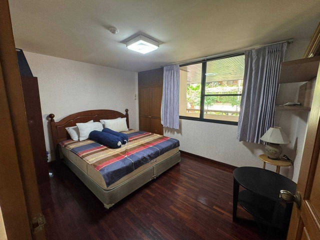 AOM 2419ให้เช่าคอนโดห้องชุด​ Baan​ Chan​ Condominium​ 145 ตร.ม​ 3​ นอน​ 2​ น้ำ พร้อมเฟอร์ ใกล้​ BTS​ ทองหล่อโครงการ Baan Chan Condominium บ้านจันทร์ คอนโดมิเนียม ซอย แจ่มจันทร์ แขวงคลองเตยเหนือ เขตวัฒนา,กรุงเทพมหานคร  3  ห้องนอน   2   ห้องน้ำ  ใช้สอย   145.00 ตร.ม.ราคาเช่า 40,000 / เดือน1. โครงการอยู่ในแอเรียที่เดินทางสะดวกด้วยรถสาธารณะและรถยนต์ส่วนตัว2. โครงการใกล้ทางเชื่อมถนนสุขุมวิท, เพชรบุรีตัดใหม่, พระรามเก้