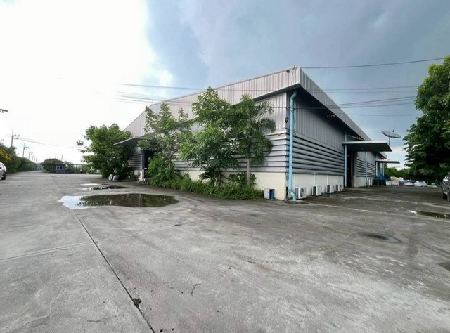 #ขายโรงงานพร้อมกิจการ 2 โรงงาน บ้านบึง จังหวัดชลบุรี #รายละเอียดทรัพย์ •พื้นที่รวม: 35-2-40 ไร่ •พื้นที่ใช้สอย: 19,938 ตร.ม. •ผังสี: สีเหลืองอ่อน •ใบอนุญาตครบถ้วน: ใบอนุญาตก่อสร้าง, ใบอนุญาต รง.4โรงงานที่ 1: ผลิตชิ้นส่วนและอุปกรณ์รถยนต์ พร้อมเครื่องจักร •พื้นที่ภายในโรงงาน: 3,983 ตร.ม. •ระบบพลังงาน: ใช้ไฟโซล่าเซลล์ •ความสูงโรงงาน: 9-10 เมตร •พื้นรับน้ำหนัก: 20ตัน+ขึ้นไป •ใบอนุญาต: ร